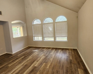 417 Jacky St - Photo Thumbnail 3