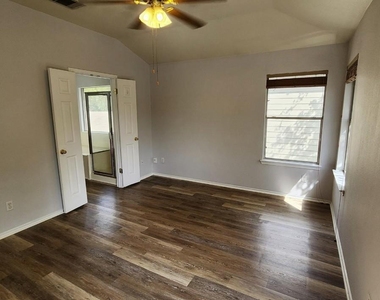 417 Jacky St - Photo Thumbnail 14