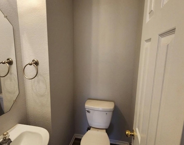 417 Jacky St - Photo Thumbnail 7