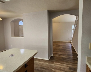 417 Jacky St - Photo Thumbnail 5