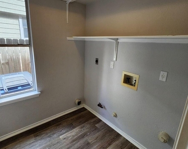 417 Jacky St - Photo Thumbnail 6