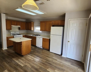 417 Jacky St - Photo Thumbnail 4
