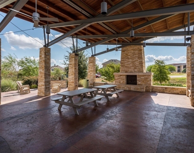 4423 Meadowside Ln - Photo Thumbnail 23