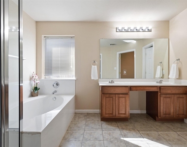4423 Meadowside Ln - Photo Thumbnail 12