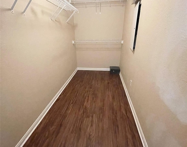 4423 Meadowside Ln - Photo Thumbnail 13