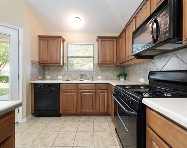 4423 Meadowside Ln - Photo Thumbnail 8