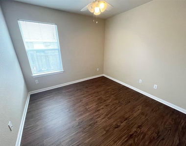 4423 Meadowside Ln - Photo Thumbnail 16