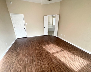4423 Meadowside Ln - Photo Thumbnail 10