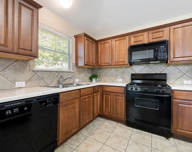 4423 Meadowside Ln - Photo Thumbnail 9