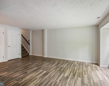 2504 Greenwood Drive - Photo Thumbnail 2