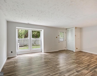 2504 Greenwood Drive - Photo Thumbnail 3