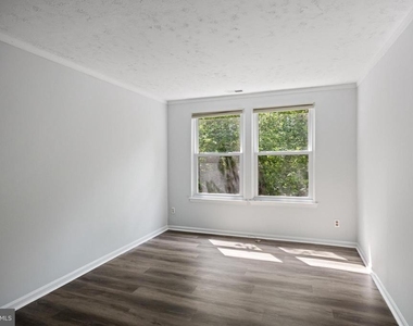 2504 Greenwood Drive - Photo Thumbnail 12