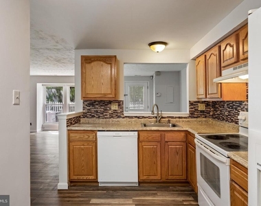 2504 Greenwood Drive - Photo Thumbnail 8