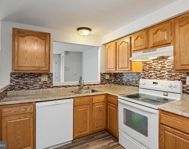 2504 Greenwood Drive - Photo Thumbnail 7