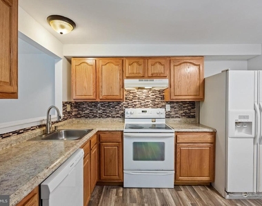 2504 Greenwood Drive - Photo Thumbnail 6
