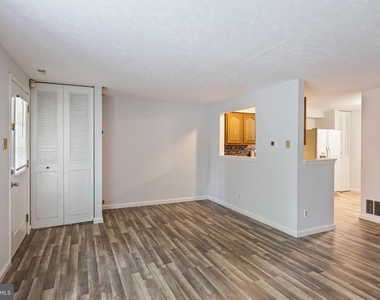 2504 Greenwood Drive - Photo Thumbnail 5