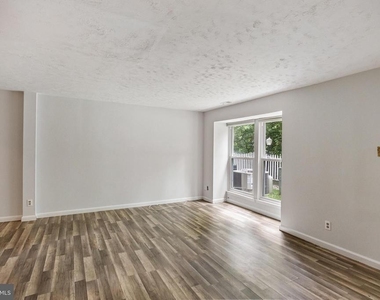 2504 Greenwood Drive - Photo Thumbnail 4
