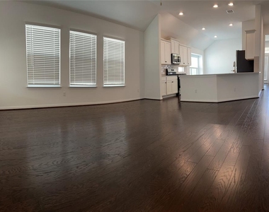 521 Panzano Dr - Photo Thumbnail 4