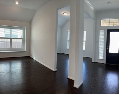521 Panzano Dr - Photo Thumbnail 2