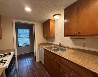 812 Ramble Ln - Photo Thumbnail 3