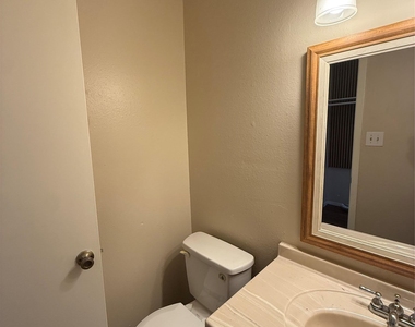 812 Ramble Ln - Photo Thumbnail 6