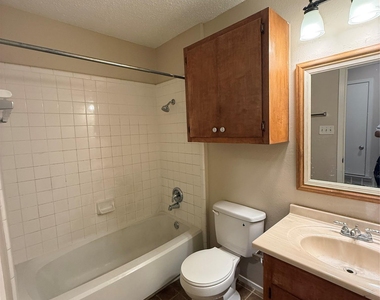 812 Ramble Ln - Photo Thumbnail 5