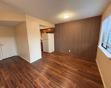 812 Ramble Ln - Photo Thumbnail 2