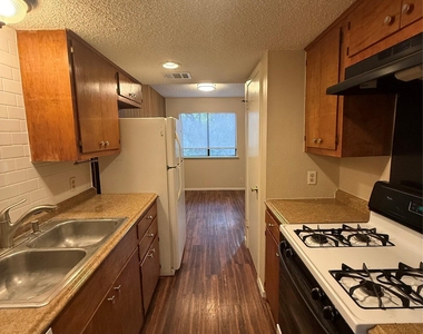 812 Ramble Ln - Photo Thumbnail 4