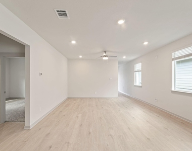 237 Ashford St - Photo Thumbnail 4
