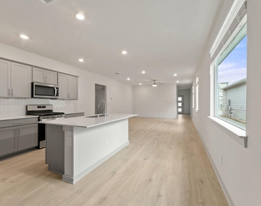 237 Ashford St - Photo Thumbnail 6