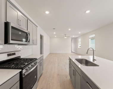 237 Ashford St - Photo Thumbnail 7