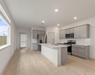 237 Ashford St - Photo Thumbnail 5
