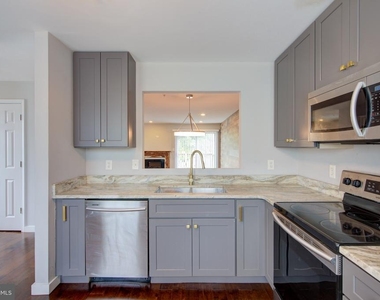 4304 Applegate Lane - Photo Thumbnail 13