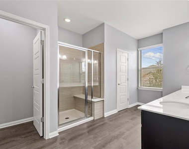 13800 Lyndhurst St - Photo Thumbnail 14