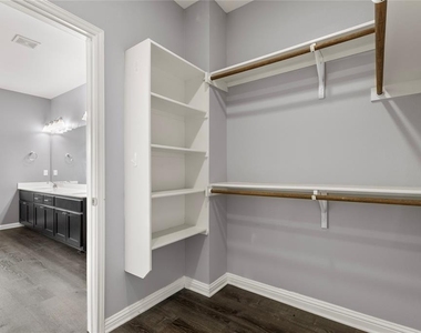 13800 Lyndhurst St - Photo Thumbnail 16