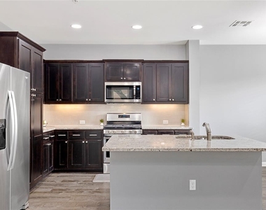 13800 Lyndhurst St - Photo Thumbnail 6