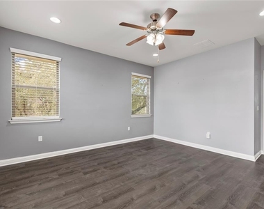 13800 Lyndhurst St - Photo Thumbnail 17