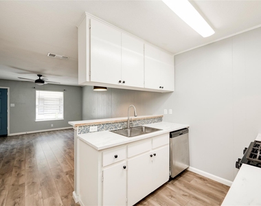 838 N Meadows Dr - Photo Thumbnail 12