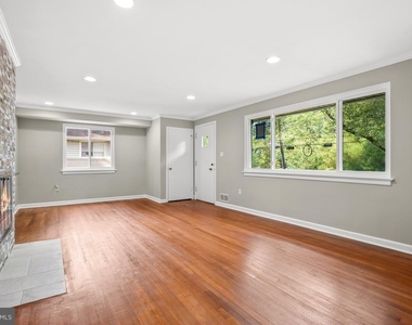 10705 Lockridge Drive - Photo Thumbnail 4