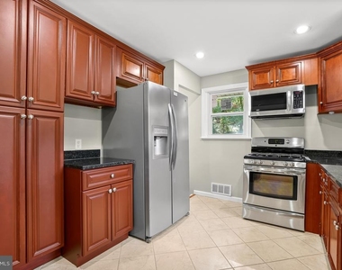 10705 Lockridge Drive - Photo Thumbnail 5