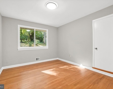 10705 Lockridge Drive - Photo Thumbnail 8