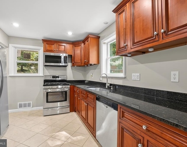 10705 Lockridge Drive - Photo Thumbnail 7