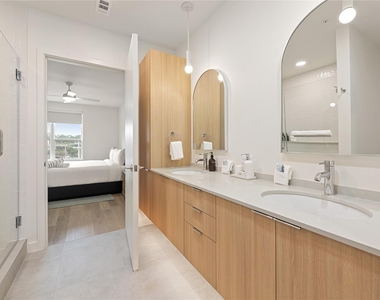 2323 S Lamar Blvd - Photo Thumbnail 2