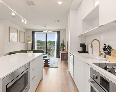 2323 S Lamar Blvd - Photo Thumbnail 3