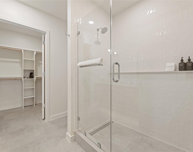 2323 S Lamar Blvd - Photo Thumbnail 8