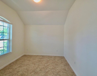615 Linares Ln - Photo Thumbnail 22