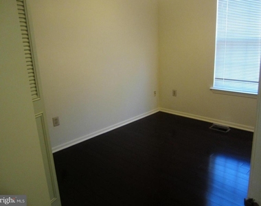6085 Rock Glen Drive - Photo Thumbnail 10