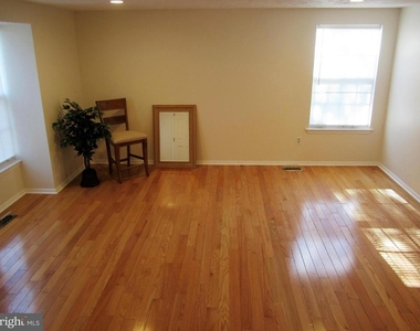 6085 Rock Glen Drive - Photo Thumbnail 3