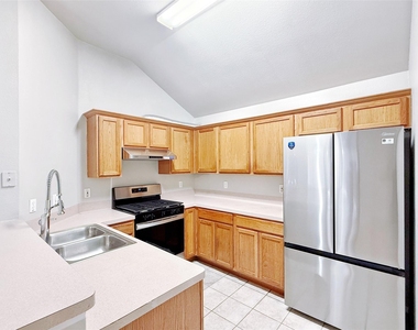 1581 Parkfield Cir - Photo Thumbnail 4