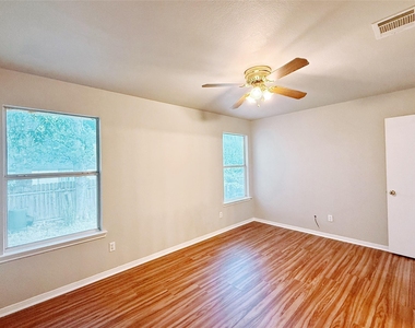 1581 Parkfield Cir - Photo Thumbnail 7